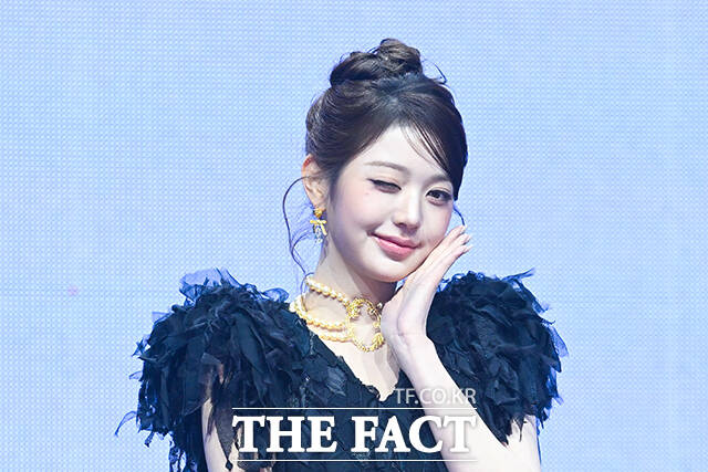 그룹 아이브의 레이와 가을, 장원영, 안유진, 이서, 리즈(왼쪽부터)가 23일 오후 서울 광진구 예스24 라이브홀에서 열린 정규 2집 ‘REVIVE+(리바이브 플러스)’ 발매 기념 미디어 쇼케이스에 참석해 포즈를 취하고 있다. /서예원 기자