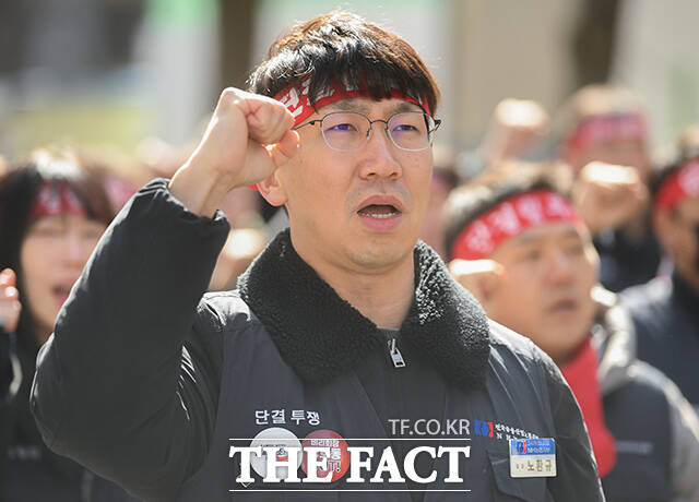 윤석구 전국금융산업노동조합 위원장이 23일 오후 서울 종로구 정부서울청사 앞에서 '한도없는 ELS 과징금, 금융위는 기준없는 정책 책임져라!' 결의대회를 열고 구호를 외치고 있다. /박상민 인턴기자