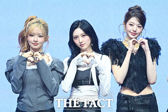 그룹 아이브의 레이와 가을, 장원영, 안유진, 이서, 리즈(왼쪽부터)가 23일 오후 서울 광진구 예스24 라이브홀에서 열린 정규 2집 ‘REVIVE+(리바이브 플러스)’ 발매 기념 미디어 쇼케이스에 참석해 포즈를 취하고 있다. /서예원 기자