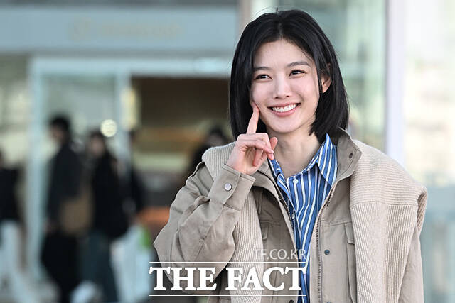 배우 김유정이 '브루넬로 쿠치넬리 26 FW 여성 프레젠테이션' 참석 차 23일 오전 인천국제공항을 통해 이탈리아 밀라노 출국 중 팬들에게 인사하고 있다. /김성렬 인턴기자