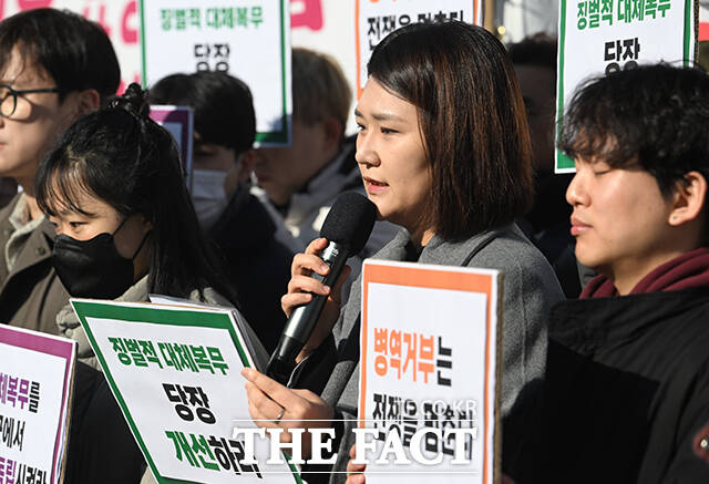 평화활동가 김민형(두부) 씨가 병역거부 선언을 하고 있다.
