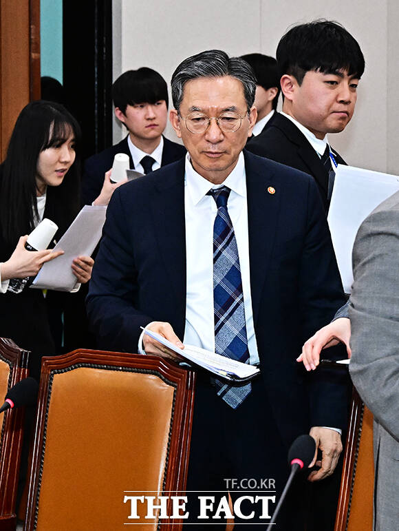 법사위 전체회의 출석하는 정성호 법무부 장관.