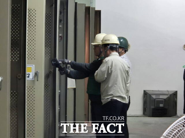 공주시가 주민점검신청제 관련 안전점검을 펼치고 있다. /공주시