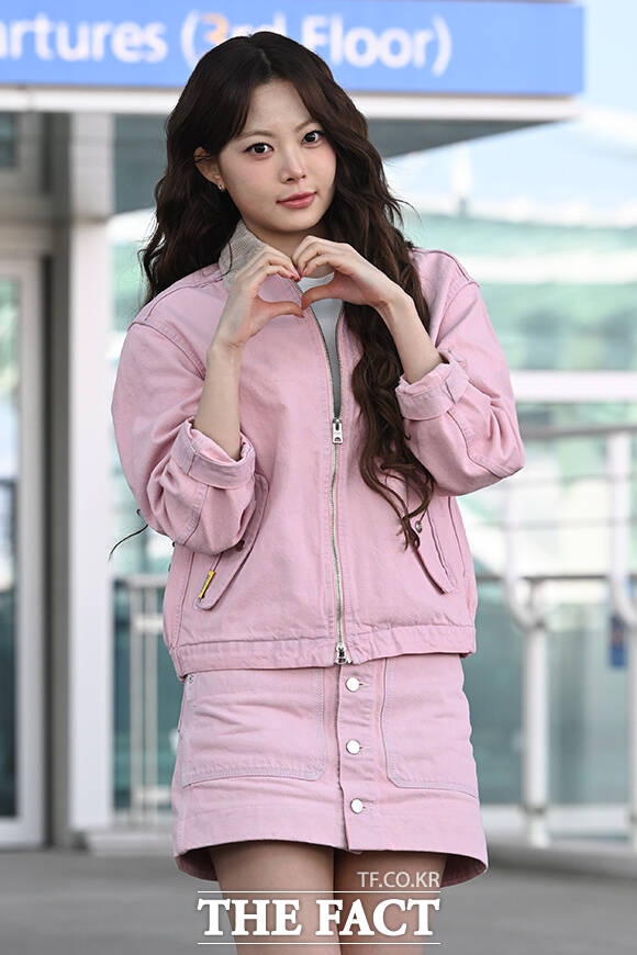 르세라핌 홍은채가 23일 오전 '오니츠카타이거(Onitsuka Tiger)'의 패션쇼 참석을 위해 인천국제공항에서 이탈리아 밀라노로 출국하며 팬들에게 인사하고 있다. /인천국제공항=김성렬 인턴기자