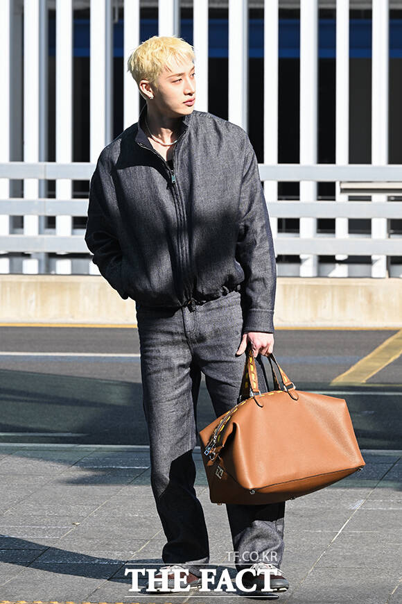 스트레이 키즈 방찬이 23일 오전 ‘밀라노 패션 위크 펜디 FW 26 쇼’ 참석 차 인천국제공항을 통해 이탈리아 밀라노로 출국하고 있다. /인천국제공항=김성렬 인턴기자