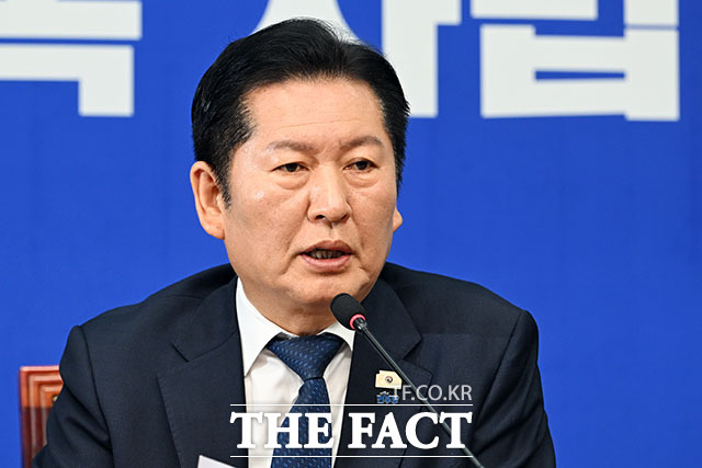 장동혁 대표와 공식 회담 제안하는 정 대표(가운데).