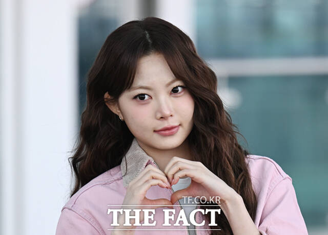 르세라핌 허윤진(왼쪽)과 홍은채가 23일 오전 패션쇼 참석을 위해 인천국제공항에서 밀라노로 출국하며 포즈를 취하고 있다. /인천국제공항=이새롬 기자