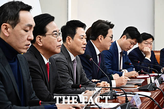 장동혁 국민의힘 대표(오른쪽)가 23일 오전 서울 여의도 국회에서 열린 최고위원회의에 참석해 모두발언을 하고 있다. /국회=배정한 기자