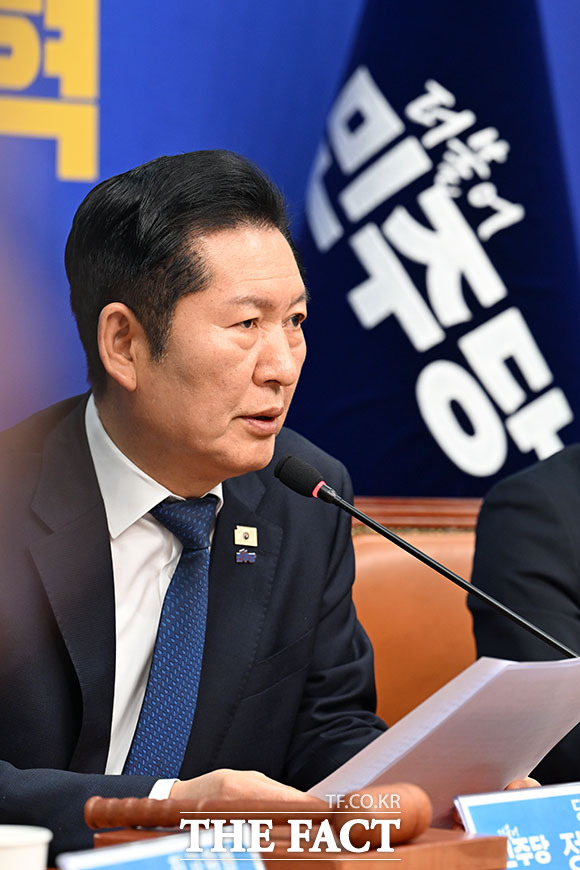 장동혁 대표와 공식 회담 제안하는 정 대표(가운데).