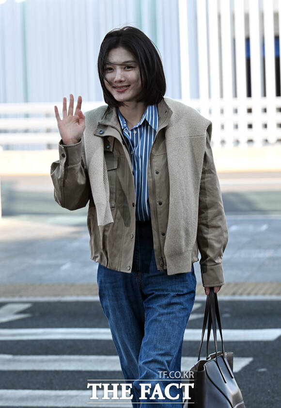 배우 김유정이 23일 오전 브루넬로 쿠치넬리 가을겨울 여성 프레젠테이션 참석을 위해 인천국제공항에서 밀라노로 출국하며 손하트를 하고 있다. /인천국제공항=이새롬 기자