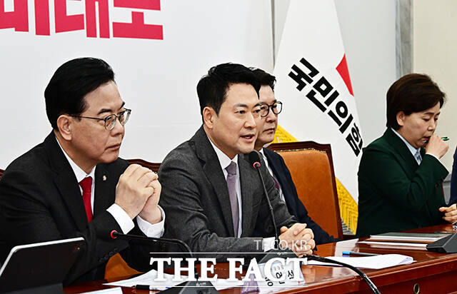 장동혁 국민의힘 대표(오른쪽)가 23일 오전 서울 여의도 국회에서 열린 최고위원회의에 참석해 모두발언을 하고 있다. /국회=배정한 기자