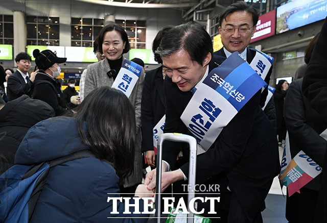 조국혁신당은 이번 선거에서 독자 생존력을 입증해야 하는 과제를 안게 됐다. 사진은 조국 조국혁신당 대표를 비롯한 의원들이 지난 13일 용산역에서 시민들에게 귀성 인사를 하고 있는 모습. /남용희 기자