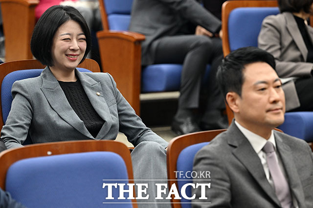 의원총회 참석한 배 의원(왼쪽)과 장 대표.