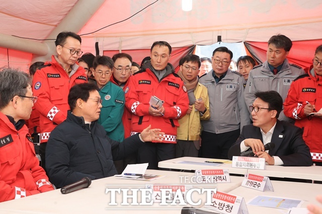 박완수 경남도지사가 23일 함양군 산불 현장 통합지휘본부를 찾아 김민석 국무총리와 향후 대응 방향을 논의하고 있다. /경남도