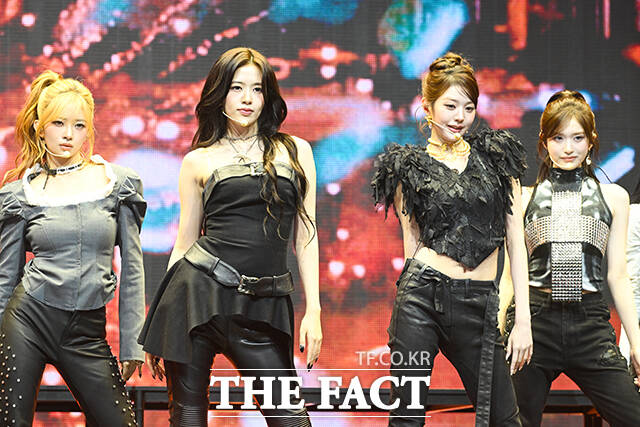 그룹 아이브가 23일 오후 서울 광진구 예스24 라이브홀에서 열린 정규 2집 ‘REVIVE+(리바이브 플러스)’ 발매 기념 미디어 쇼케이스에 참석해 타이틀곡 ‘블랙홀(BLACKHOLE)’ 무대를 펼치고 있다. /서예원 기자