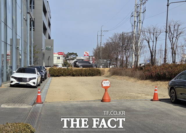 천안시 성성동 벤츠 전시장 앞 농지. 토지 소유주가 야자매트를 걷어내고 출입을 통제하며 공사중 표지를 설치해 원상복구와 개발행위 공사를 진행하는 모습. /정효기 기자