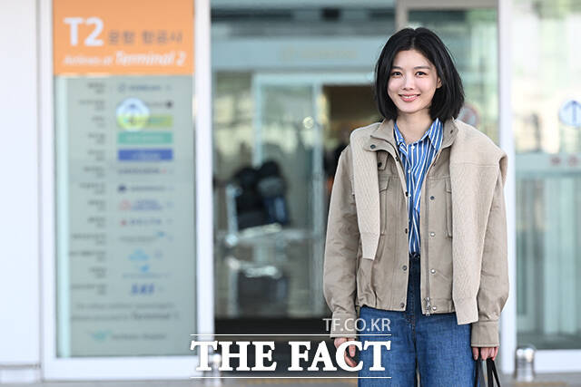 배우 김유정이 '브루넬로 쿠치넬리 26 FW 여성 프레젠테이션' 참석 차 23일 오전 인천국제공항을 통해 이탈리아 밀라노 출국 중 팬들에게 인사하고 있다. /김성렬 인턴기자