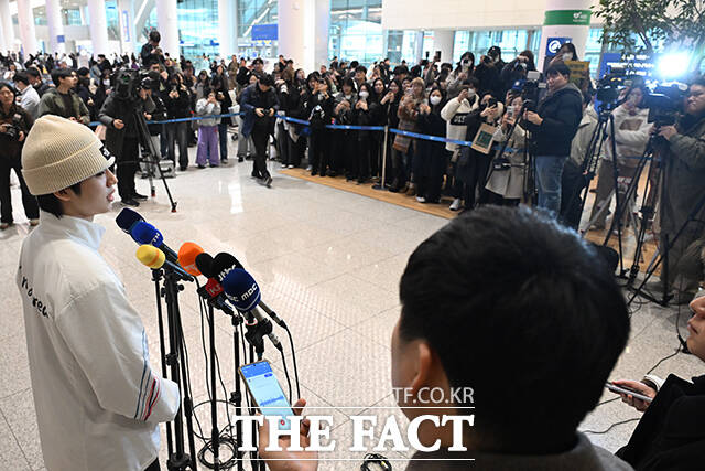 2026 밀라노·코르티나담페초 동계올림픽에서 피겨스케이팅 종목에 출전한 차준환이 23일 인천국제공항을 통해 귀국하고 있다. /인천국제공항=김성렬 인턴기자