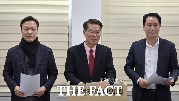 박경호 국민의힘 대전 대덕구 당협위원장(가운데)이 23일 대전시의회 기자실에서 이택구 유성 갑 당협위원장, 이상래 동구 당협위원장과 함께 박정현 더불어민주당 의원(대전 대덕구)을 향해 관제데모 발언에 대한 사과와 사퇴를 촉구하고 나섰다. /정예준 기자