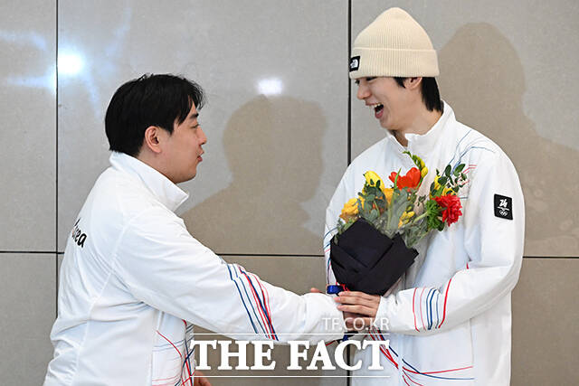 2026 밀라노·코르티나담페초 동계올림픽에서 피겨스케이팅 종목에 출전한 차준환이 23일 인천국제공항을 통해 귀국하고 있다. /인천국제공항=김성렬 인턴기자