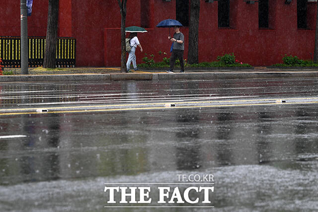 화요일인 24일은 전국 대부분 지역에 비 또는 눈이 내리는 곳이 있겠다. /더팩트 DB