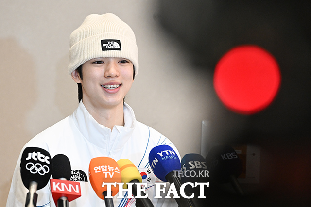 2026 밀라노·코르티나담페초 동계올림픽에서 피겨스케이팅 종목에 출전한 차준환이 23일 인천국제공항을 통해 귀국하고 있다. /인천국제공항=김성렬 인턴기자