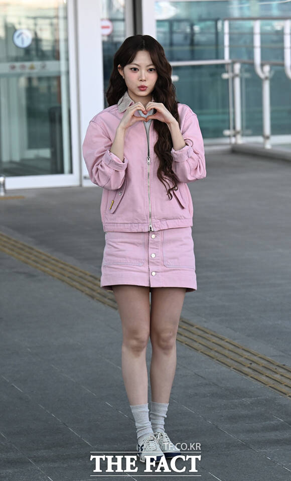 르세라핌 허윤진(왼쪽)과 홍은채가 23일 오전 패션쇼 참석을 위해 인천국제공항에서 밀라노로 출국하며 포즈를 취하고 있다. /인천국제공항=이새롬 기자