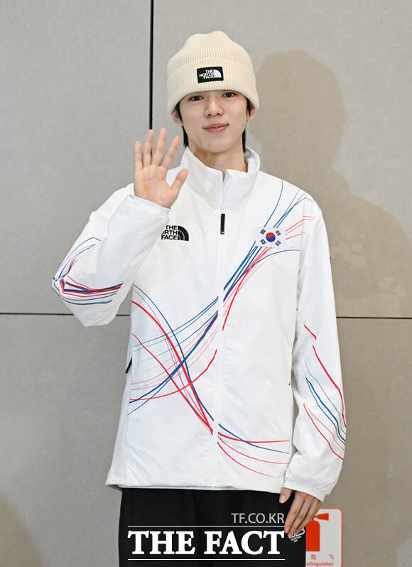 2026 밀라노·코르티나담페초 동계올림픽 일정을 마친 한국 피겨스케이팅 남자 싱글 간판 차준환(서울시청)이 23일 인천국제공항으로 귀국해 김진서 코치로부터 꽃다발을 받고 있다.