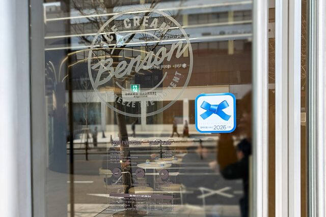 압구정 1호점 ‘벤슨 크리머리 서울’에 블루리본 스티커가 붙어있다. /베러스쿱크리머리