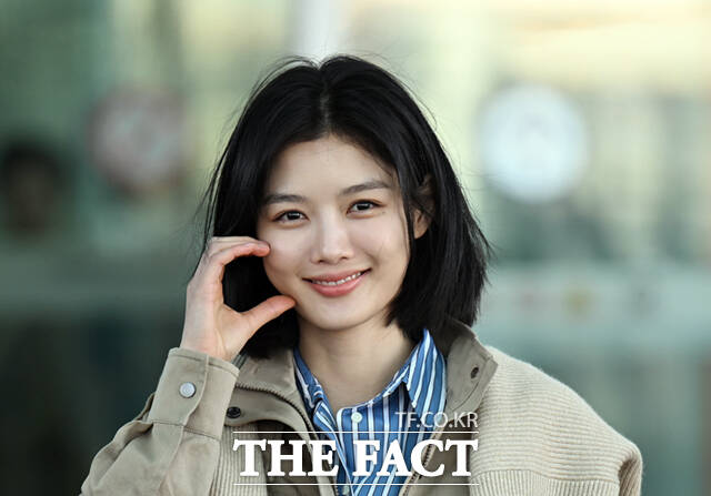 배우 김유정이 23일 오전 브루넬로 쿠치넬리 가을겨울 여성 프레젠테이션 참석을 위해 인천국제공항에서 밀라노로 출국하며 손하트를 하고 있다. /인천국제공항=이새롬 기자