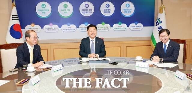 23일 전북도청 접견실에서 열린 전북도 ·국민연금공단·KB금융그룹 업무협약식에 김관영 전북도지사(가운데)와 김성주 국민연금공단 이사장(오른쪽), 양종희 KB금융그룹 회장이 ‘자산운용 특화 금융생태계 조성 및 지역경제 활성화’를 위한 3자 업무협약을 체결하고 있다. /전북도