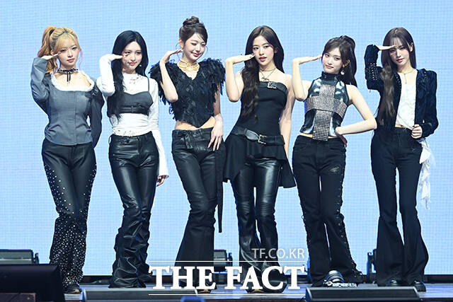 그룹 아이브의 레이와 가을, 장원영, 안유진, 이서, 리즈(왼쪽부터)가 23일 오후 서울 광진구 예스24 라이브홀에서 열린 정규 2집 ‘REVIVE+(리바이브 플러스)’ 발매 기념 미디어 쇼케이스에 참석해 포즈를 취하고 있다. /서예원 기자