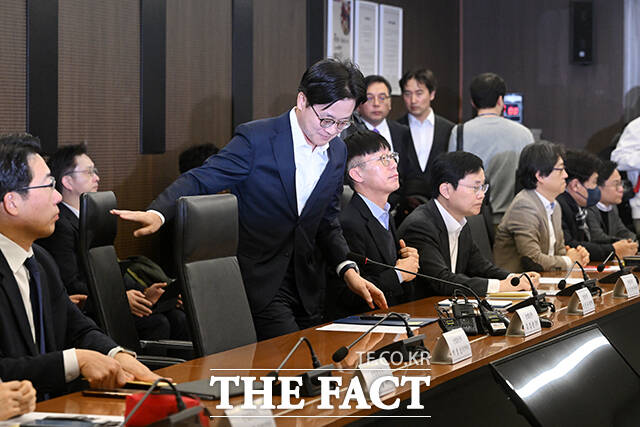 김정관 산업통상부 장관이 23일 오전 서울 중구 대한상공회의소에서 열린 국가비상경제권법(IEEPA) 판결 관련 민관합동 대책회의에 참석해 발언하고 있다. /서예원 기자