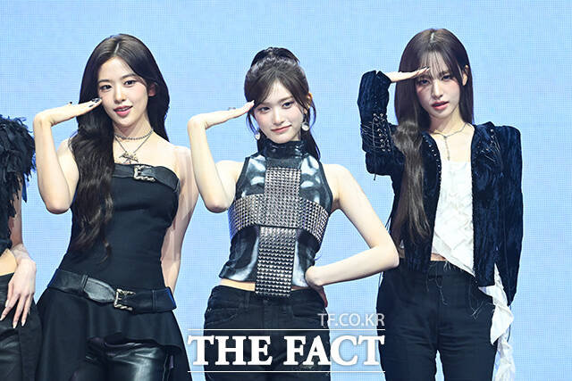 그룹 아이브의 레이와 가을, 장원영, 안유진, 이서, 리즈(왼쪽부터)가 23일 오후 서울 광진구 예스24 라이브홀에서 열린 정규 2집 ‘REVIVE+(리바이브 플러스)’ 발매 기념 미디어 쇼케이스에 참석해 포즈를 취하고 있다. /서예원 기자