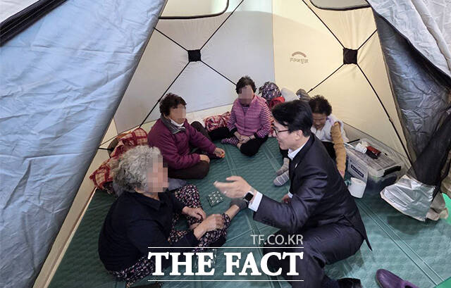 김민석 국무총리가 산불 피해로 대피중인 이재민들을 만나 애로사항을 청취하고 있다.