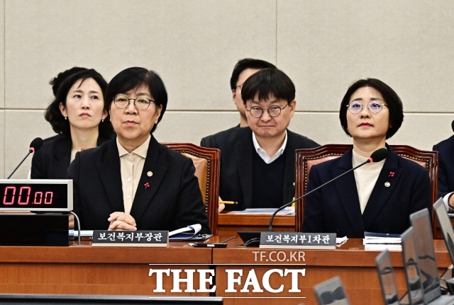 정부는 장애인 지역사회 자립지원 시범사업을 2027년 본사업 전환하고 지원대상을 시설 퇴소 장애인 외에 퇴원 장애인까지 확대한다고 23일 밝혔다. 시설에 거주하는 장애인도 건강관리 사각지대가 발생하지 않도록 의료집중형 거주시설을 확충하고 중증･영유아 거주시설에 간호사 1명 추가배치를 검토한다. 사진은 정은경 보건복지부 장관과 이스란 제1차관이 지난 7일 오후 서울 여의도 국회에서 열린 보건복지위원회 전체회의에 출석한 모습. /국회=배정한 기자