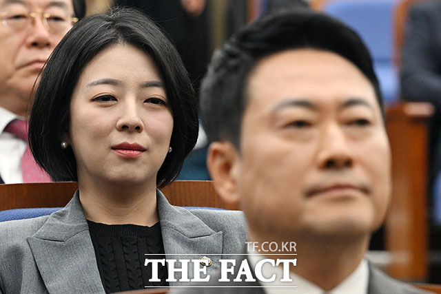 의원총회 참석한 배 의원(왼쪽)과 장 대표.