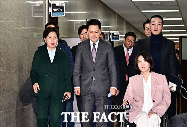 장동혁 국민의힘 대표(오른쪽)가 23일 오전 서울 여의도 국회에서 열린 최고위원회의에 참석해 모두발언을 하고 있다. /국회=배정한 기자