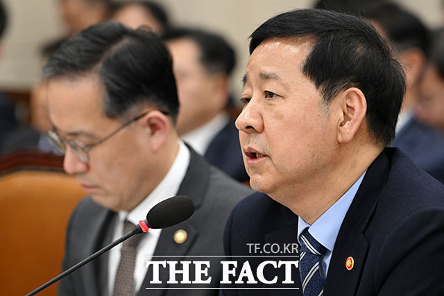 의원 질의 듣는 구 부총리.