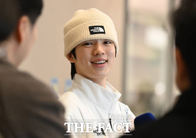 2026 밀라노·코르티나담페초 동계올림픽 일정을 마친 한국 피겨스케이팅 남자 싱글 간판 차준환(서울시청)이 23일 인천국제공항으로 귀국해 김진서 코치로부터 꽃다발을 받고 있다.