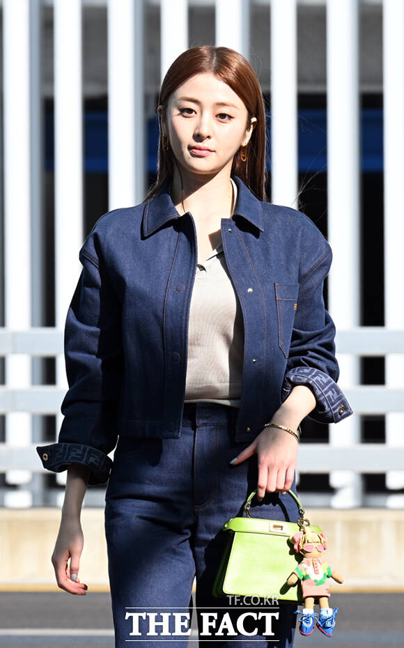 르세라핌 허윤진(왼쪽)과 홍은채가 23일 오전 패션쇼 참석을 위해 인천국제공항에서 밀라노로 출국하며 포즈를 취하고 있다. /인천국제공항=이새롬 기자