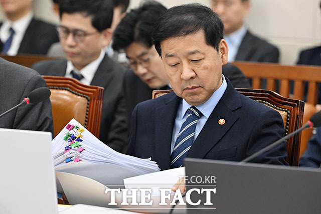 의원 질의 듣는 구 부총리.