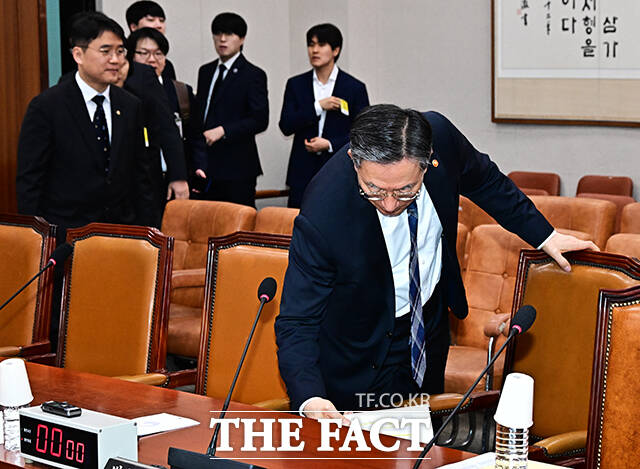 '들고 온 서류는 놓고 나가겠습니다~'