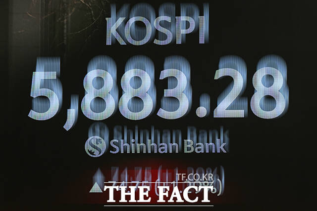 미 연방대법원이 도널드 트럼프 대통령의 상호관세 정책에 제동을 건 가운데 23일 오전 서울 중구 신한은행 로비 전광판에 지수가 표시되고 있다. /서예원 기자