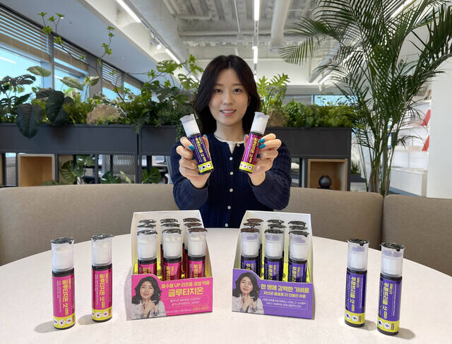 편의점 GS25는 의학박사 여에스더와 협업해 '푸룬 트리플 스트롱샷', '글루타치온 스트롱샷' 등 이너뷰티 액상 건강식품 2종을 단독 출시한다. /GS25