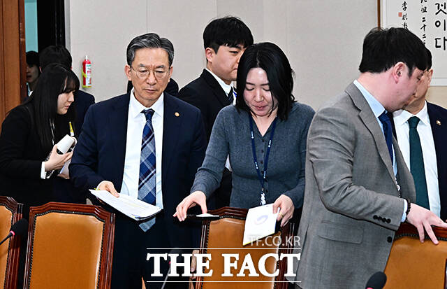 진지한 표정으로 입장하고 있었으나....