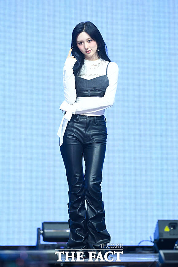 그룹 아이브의 레이와 가을, 장원영, 안유진, 이서, 리즈(왼쪽부터)가 23일 오후 서울 광진구 예스24 라이브홀에서 열린 정규 2집 ‘REVIVE+(리바이브 플러스)’ 발매 기념 미디어 쇼케이스에 참석해 포즈를 취하고 있다. /서예원 기자