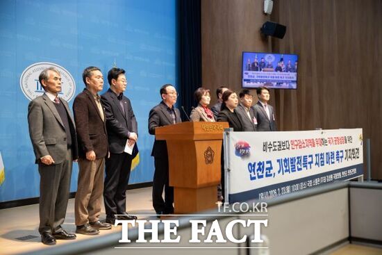 김덕현 경기 연천군수(왼쪽 4번째)를 비롯한 관계자들이 23일 국회 소통관에서 기자회견을 열고 수도권 내 인구감소지역 및 접경지역에 대한 기회발전특구 운영(신청) 지침을 마련할 것을 강력히 촉구하고 있다. /연천군