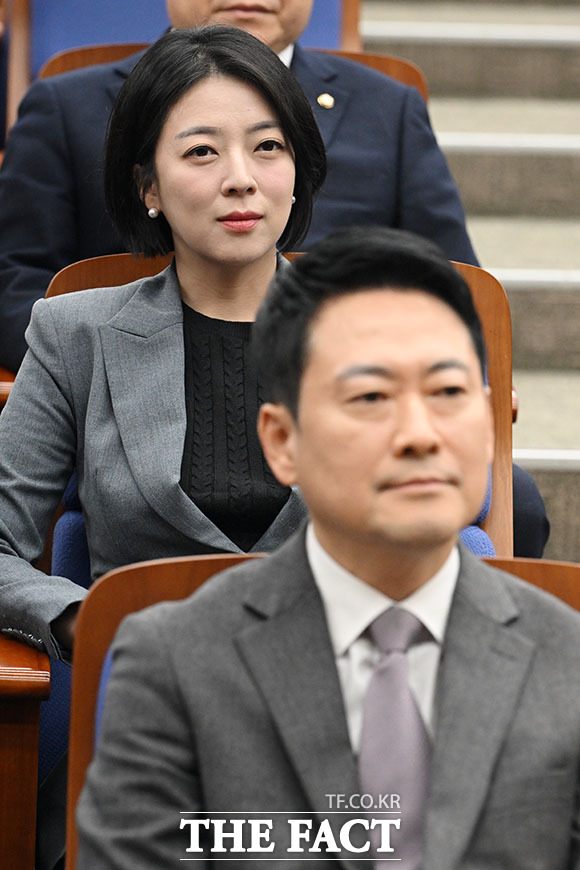 의원총회 참석한 배 의원(왼쪽)과 장 대표.