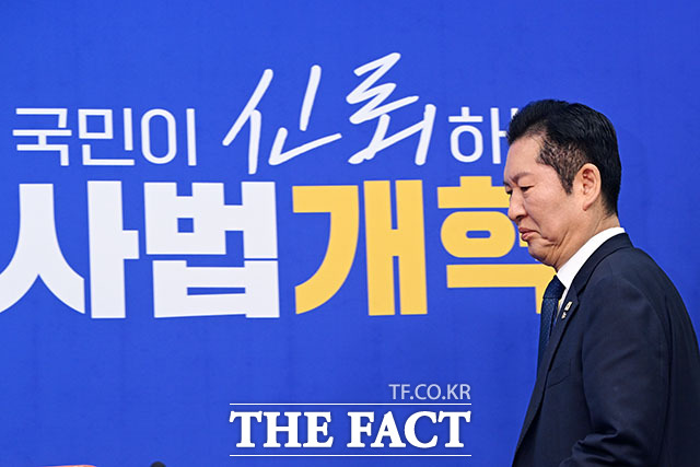 장동혁 대표와 공식 회담 제안하는 정 대표(가운데).